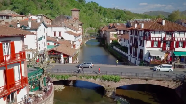 Efren Gonzales réalise l'exploit de filmer son camino francés avec un drone. Il nous livre le premier épisode d'une série de 7, de Saint-Jean-Pied-de-Port à Burgos.
